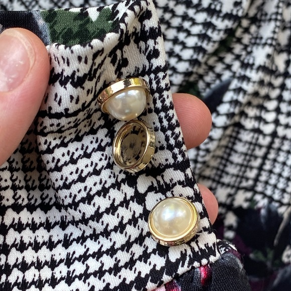 Elegant Ivanka Trump Dress with Floral Accents - Picture 8 of 8